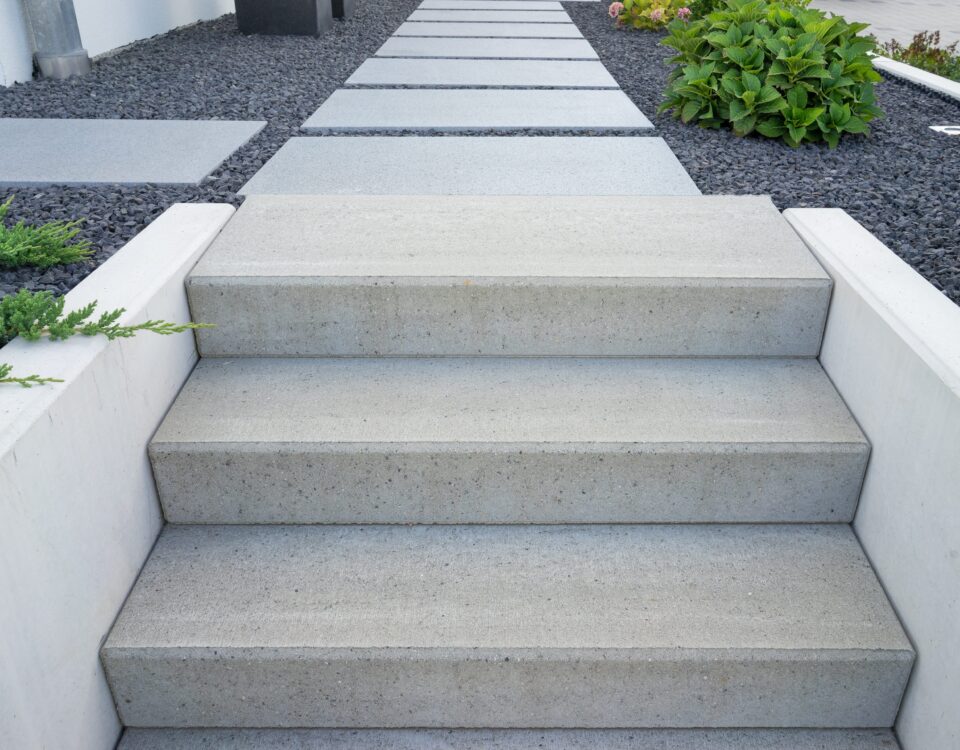 praktyczny-przewodnik-jak-odnowic-stare-zewnetrzne-schody-betonowe